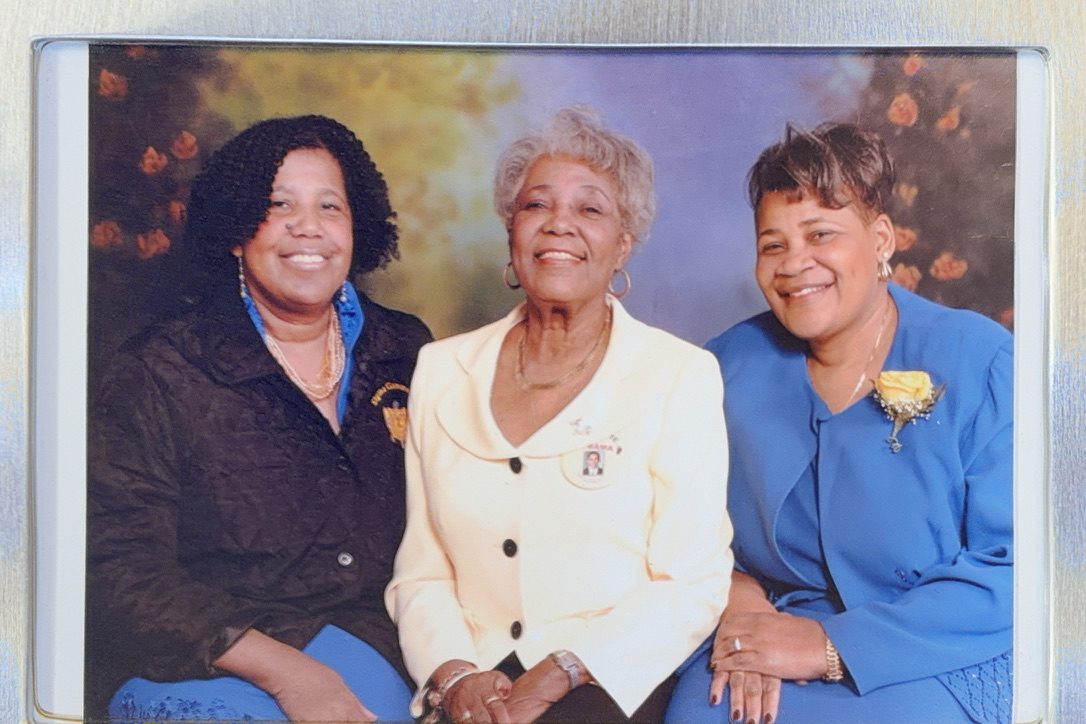 Donna Jean with Aunt Lynn and Nannie Coleman at a portrait session